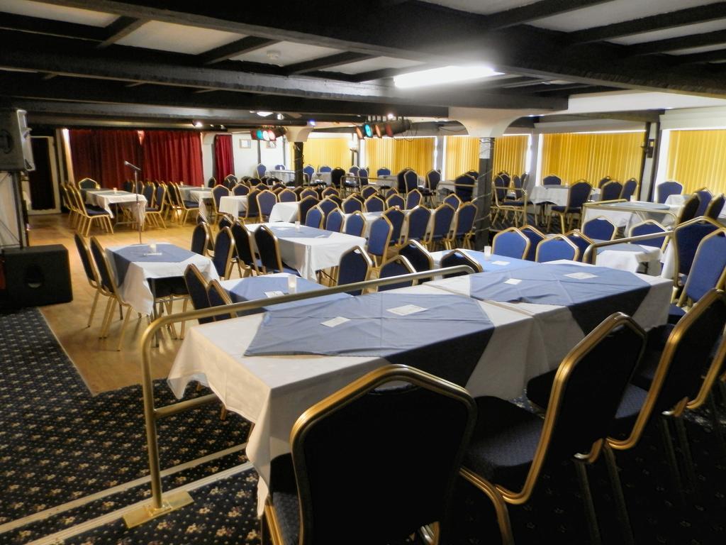 Wayside Cheer Hotel Castel ภายนอก รูปภาพ