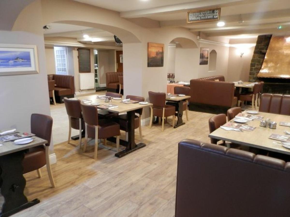 Wayside Cheer Hotel Castel ภายนอก รูปภาพ