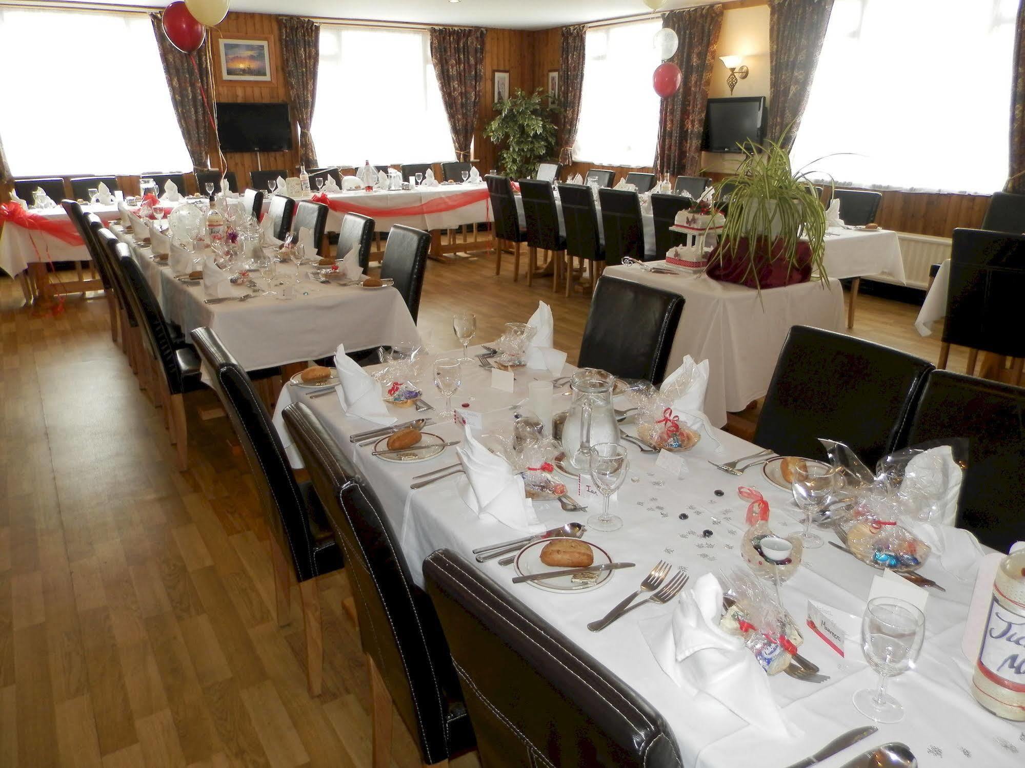 Wayside Cheer Hotel Castel ภายนอก รูปภาพ