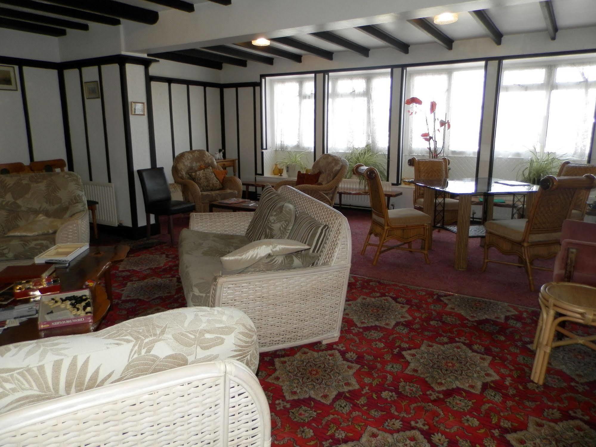 Wayside Cheer Hotel Castel ภายนอก รูปภาพ