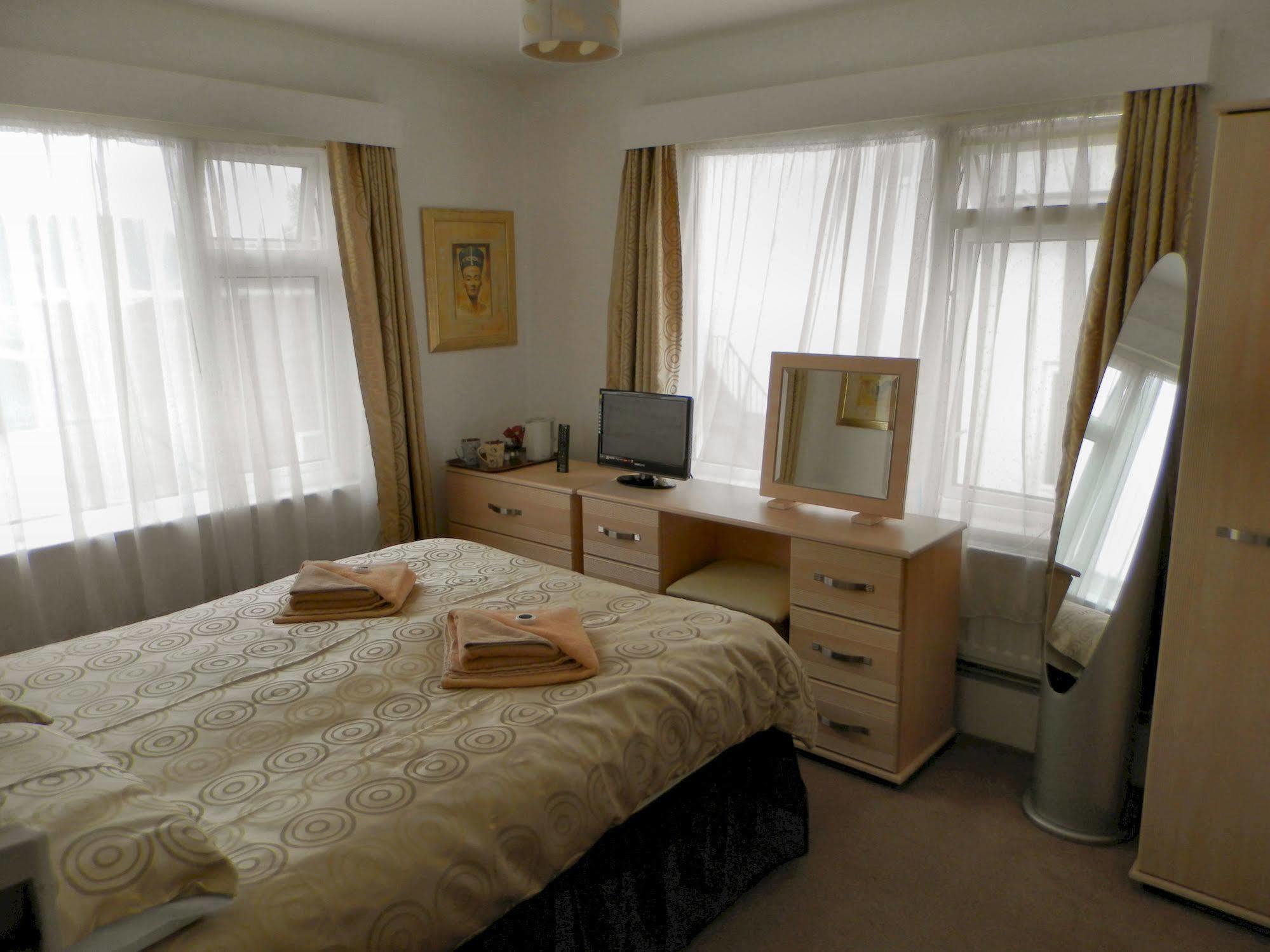 Wayside Cheer Hotel Castel ภายนอก รูปภาพ