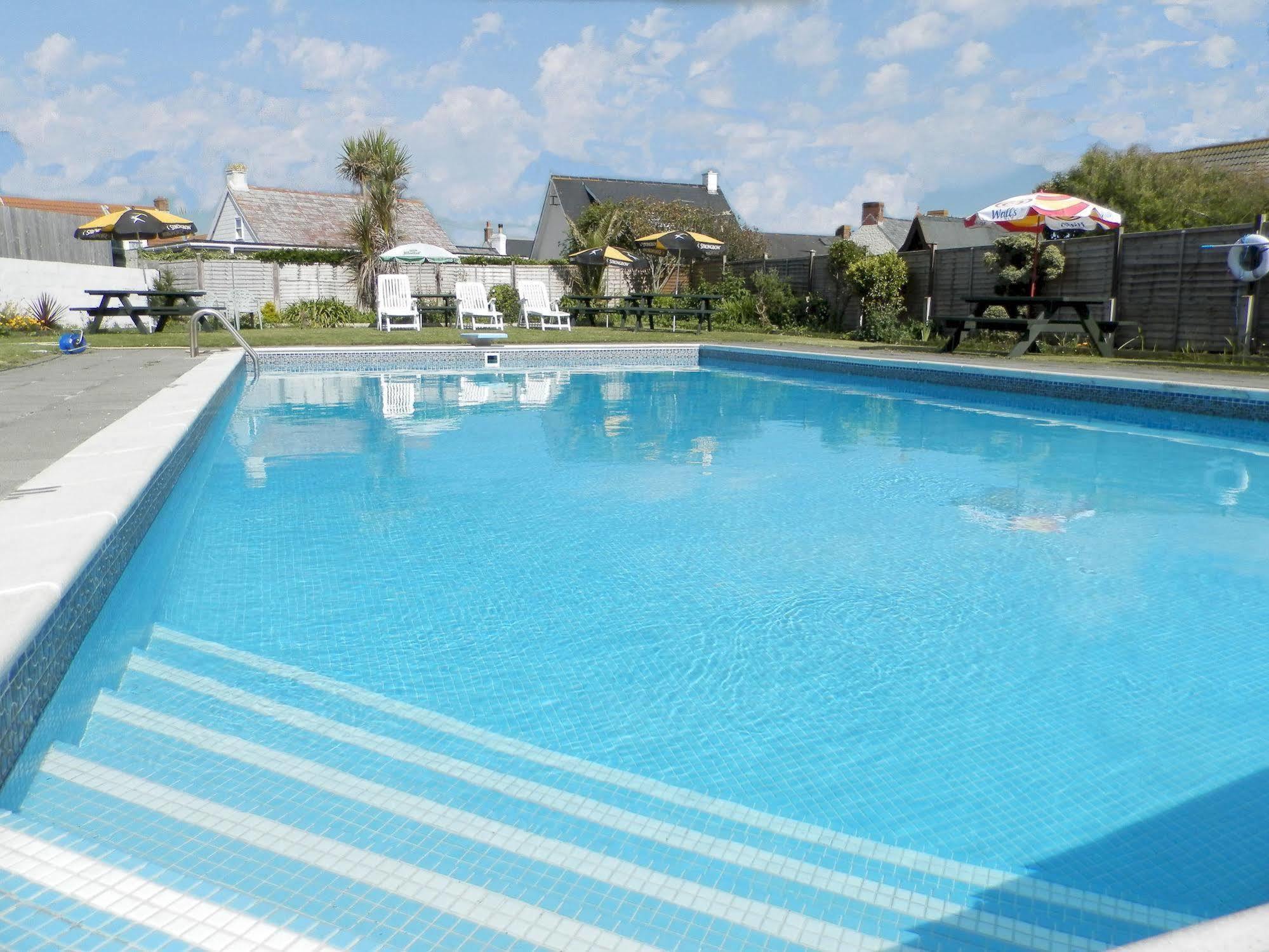 Wayside Cheer Hotel Castel ภายนอก รูปภาพ